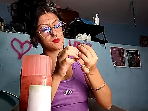 Discover our girls online shows and discover the company of countless livestreamers, with stunning shapes, sex toys and more.