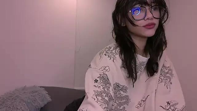 Discover our girls online shows and discover the company of countless livestreamers, with stunning shapes, sex toys and more.