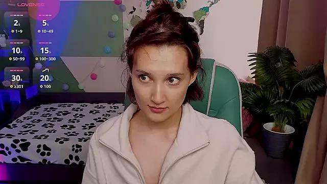 Discover our girls online shows and discover the company of countless livestreamers, with stunning shapes, sex toys and more.