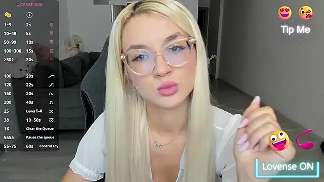 Discover our girls online shows and discover the company of countless livestreamers, with stunning shapes, sex toys and more.