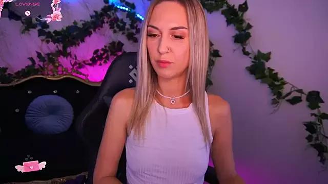 LovelyMollyy from StripChat is Freechat