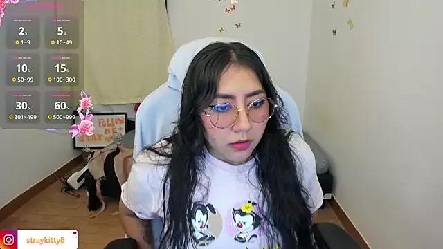 Discover our girls online shows and discover the company of countless livestreamers, with stunning shapes, sex toys and more.