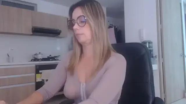 Discover our girls online shows and discover the company of countless livestreamers, with stunning shapes, sex toys and more.