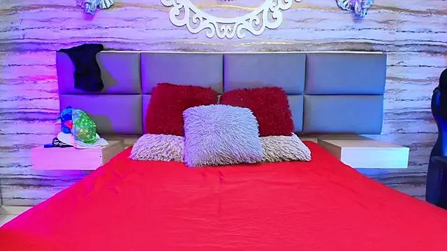 Discover our girls online shows and discover the company of countless livestreamers, with stunning shapes, sex toys and more.