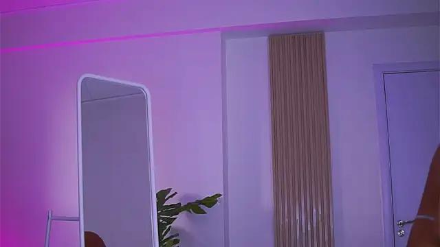 Discover our girls online shows and discover the company of countless livestreamers, with stunning shapes, sex toys and more.