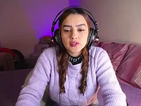 Discover our girls online shows and discover the company of countless livestreamers, with stunning shapes, sex toys and more.