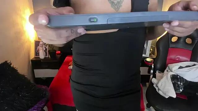 Discover our girls online shows and discover the company of countless livestreamers, with stunning shapes, sex toys and more.