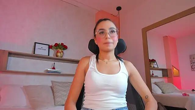 Discover our girls online shows and discover the company of countless livestreamers, with stunning shapes, sex toys and more.