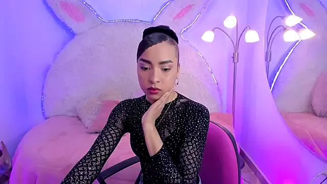 Discover our girls online shows and discover the company of countless livestreamers, with stunning shapes, sex toys and more.