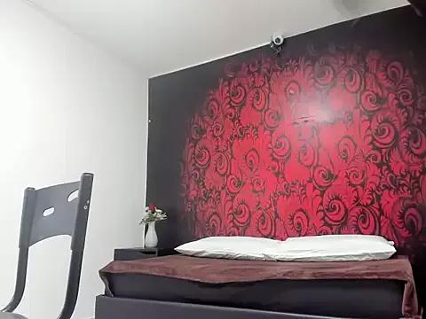 Discover our girls online shows and discover the company of countless livestreamers, with stunning shapes, sex toys and more.