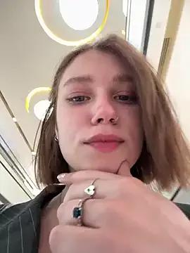 Discover our girls online shows and discover the company of countless livestreamers, with stunning shapes, sex toys and more.