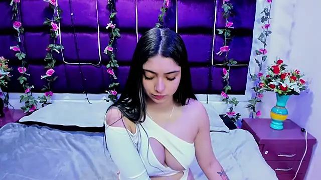 Discover our girls online shows and discover the company of countless livestreamers, with stunning shapes, sex toys and more.