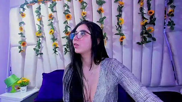 Discover our girls online shows and discover the company of countless livestreamers, with stunning shapes, sex toys and more.
