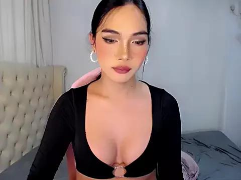 Discover our girls online shows and discover the company of countless livestreamers, with stunning shapes, sex toys and more.