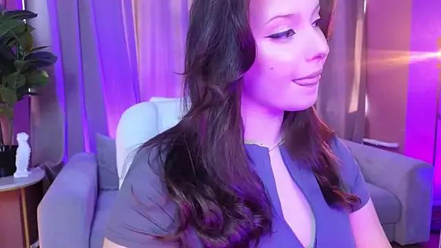 Discover our girls online shows and discover the company of countless livestreamers, with stunning shapes, sex toys and more.
