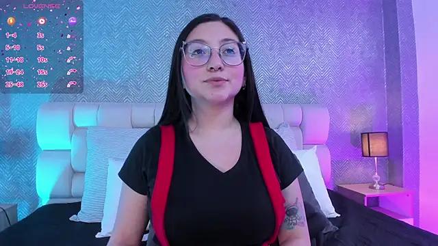 Discover our girls online shows and discover the company of countless livestreamers, with stunning shapes, sex toys and more.
