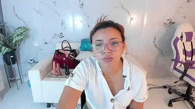 Discover our girls online shows and discover the company of countless livestreamers, with stunning shapes, sex toys and more.
