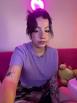 Discover our girls online shows and discover the company of countless livestreamers, with stunning shapes, sex toys and more.