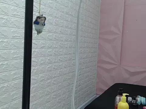 Discover our girls online shows and discover the company of countless livestreamers, with stunning shapes, sex toys and more.