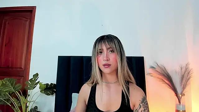 Discover our girls online shows and discover the company of countless livestreamers, with stunning shapes, sex toys and more.