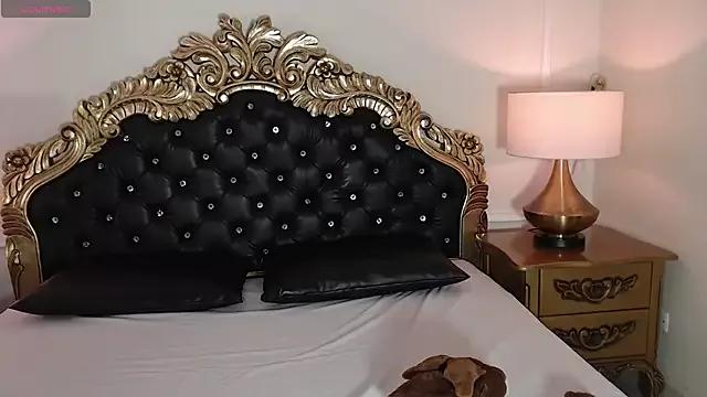 Discover our girls online shows and discover the company of countless livestreamers, with stunning shapes, sex toys and more.