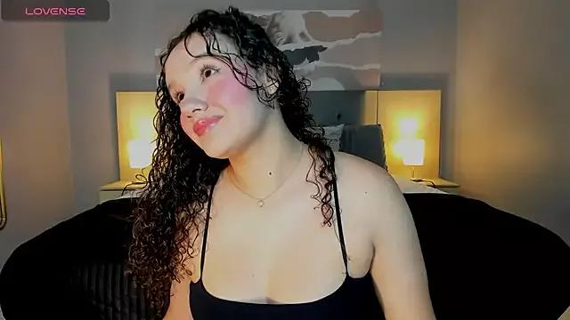 Discover our girls online shows and discover the company of countless livestreamers, with stunning shapes, sex toys and more.