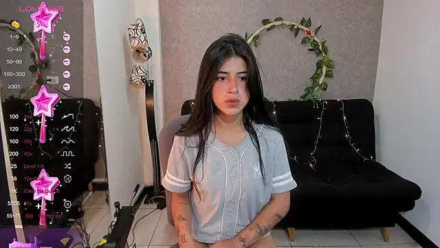 Discover our girls online shows and discover the company of countless livestreamers, with stunning shapes, sex toys and more.