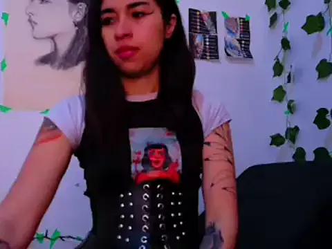 lucywhite13 from StripChat is Freechat