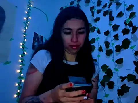 Discover our girls online shows and discover the company of countless livestreamers, with stunning shapes, sex toys and more.