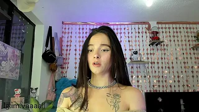 Discover our girls online shows and discover the company of countless livestreamers, with stunning shapes, sex toys and more.