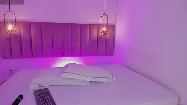 Discover our girls online shows and discover the company of countless livestreamers, with stunning shapes, sex toys and more.