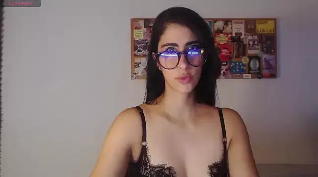 Discover our girls online shows and discover the company of countless livestreamers, with stunning shapes, sex toys and more.