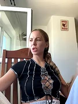 LullyFox from StripChat
