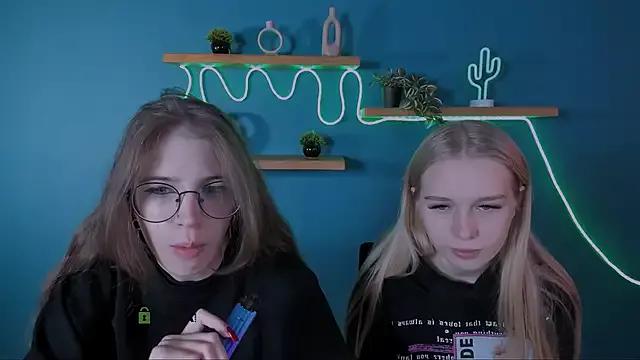 Discover our girls online shows and discover the company of countless livestreamers, with stunning shapes, sex toys and more.