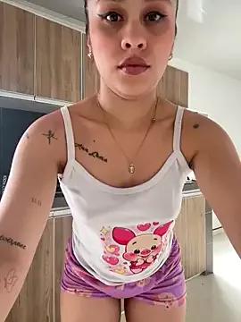 Discover our girls online shows and discover the company of countless livestreamers, with stunning shapes, sex toys and more.