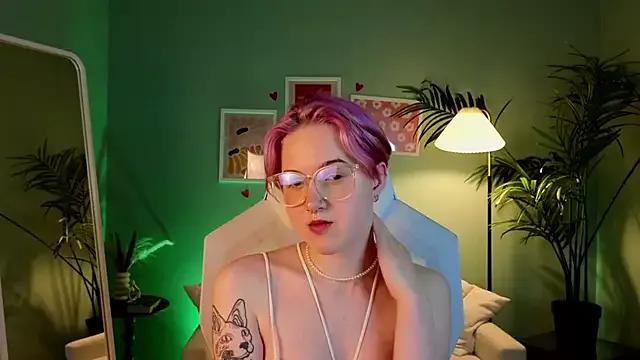 Discover our girls online shows and discover the company of countless livestreamers, with stunning shapes, sex toys and more.