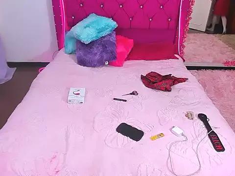Discover our girls online shows and discover the company of countless livestreamers, with stunning shapes, sex toys and more.