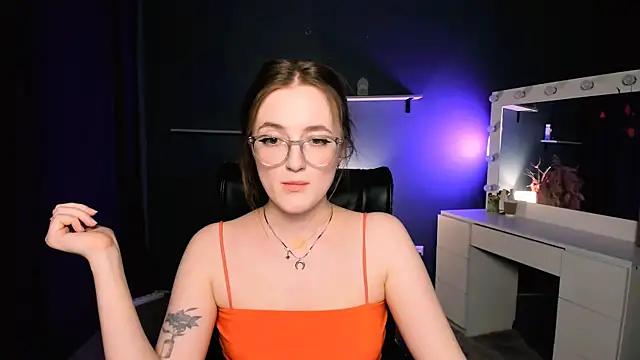 Discover our girls online shows and discover the company of countless livestreamers, with stunning shapes, sex toys and more.