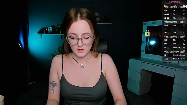 Discover our girls online shows and discover the company of countless livestreamers, with stunning shapes, sex toys and more.