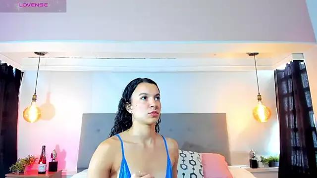 Discover our girls online shows and discover the company of countless livestreamers, with stunning shapes, sex toys and more.