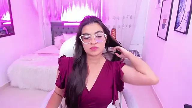 Discover our girls online shows and discover the company of countless livestreamers, with stunning shapes, sex toys and more.