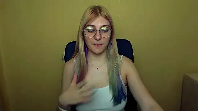 Discover our girls online shows and discover the company of countless livestreamers, with stunning shapes, sex toys and more.