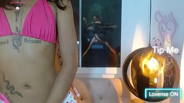 Discover our girls online shows and discover the company of countless livestreamers, with stunning shapes, sex toys and more.