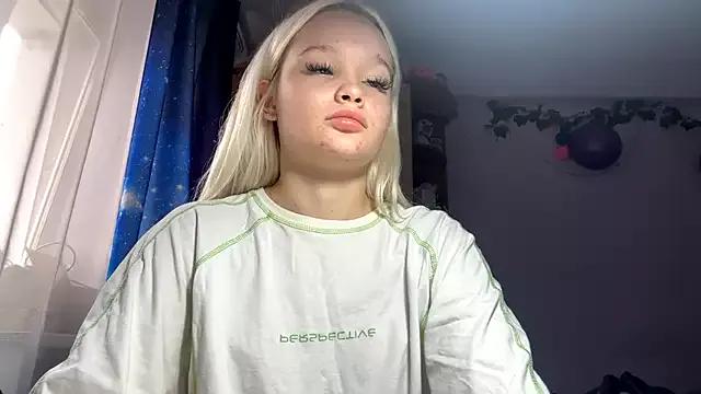 Discover our girls online shows and discover the company of countless livestreamers, with stunning shapes, sex toys and more.
