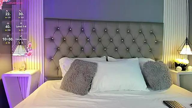 Discover our girls online shows and discover the company of countless livestreamers, with stunning shapes, sex toys and more.