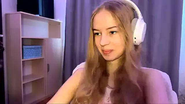 Discover our girls online shows and discover the company of countless livestreamers, with stunning shapes, sex toys and more.