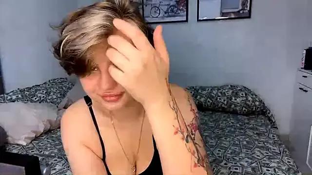 Discover our girls online shows and discover the company of countless livestreamers, with stunning shapes, sex toys and more.