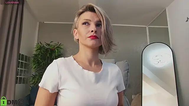 Discover our girls online shows and discover the company of countless livestreamers, with stunning shapes, sex toys and more.