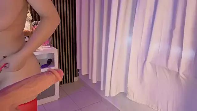 Discover our girls online shows and discover the company of countless livestreamers, with stunning shapes, sex toys and more.