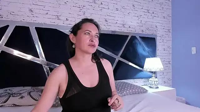 LunaSeecrett from StripChat is Freechat